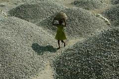 Je jí 6 let. Místo hraní si s panenkami musí tahat kameny