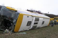 Převrácený autobus Student Agency nedaleko Nového Jičína