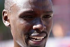 Běžci a běžkyně v ulicích Prahy