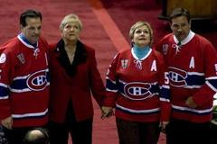 Rodina Bernarda Geoffriona přihlíží vyzvednutí čísla