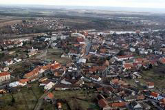 Týnec nad Labem na leteckém záběru z pátku 31. března 2006