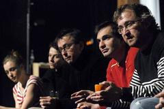 Jan Hřebejk (vpravo), Jiří Macháček, Marek Daniel, Nataša Burger a Kristýna Liška Boková představují inscenaci Na dotek