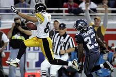 Touchdown v letu. Hines Ward z Pittsburghu skóruje touchdown při Super Bowlu proti Seattlu.