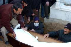 Pohřeb chlapce, kterého zabila ptačí chřipka