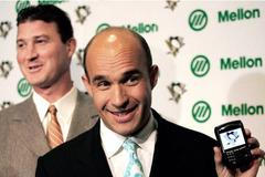 Mario Lemieux a Jim Balsillie, starý a nový majitel Pittsburgh Penguins