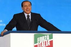 Silvio Berlusconi odchází. Jeho budoucnost však není černá.