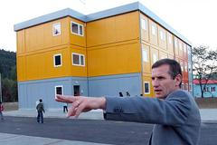 Jiří Čunek u kontejnerových domů