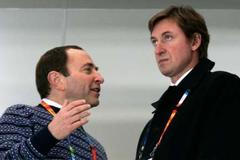 Gary Bettman a Wayne Gretzky