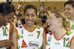 DeLisha Miltonová a Nykesha Salesová