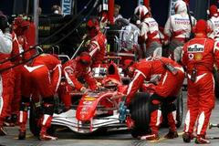 Michael Schumacher u svých mechaniků