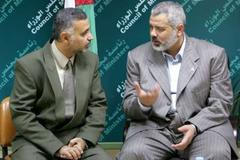 Palestinský premiér Ísmaíl Haníja se svým poradcem