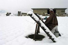 Sníh komplikuje život obětem ničivého zemětřesení