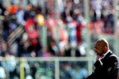 Kouč AS Řím zamyšleně opouští trávník