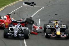 Kolem nehody Massy a Rosberga projíždí Klien