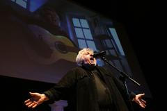 Statis Prusalis zpívá na playback komunistům