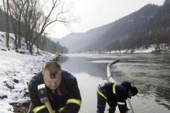 Hasiči instalují nornou stěnu na Labi