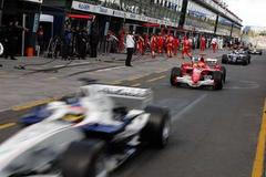 Formule vyjíždějí z boxů na trať kvalifikace