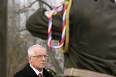 Prezident Klaus při pietním aktu na Olšanských hřbitovech