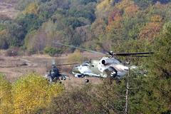 Bitevní vrtulníky Mi-24 v podzimní krajině
