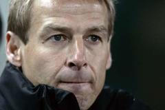 Německý trenér Jürgen Klinsmann sleduje debakl svých svěřenců