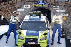 Marcus Grönholm a Timo Rautainen slaví vítězství na Švédské rallye