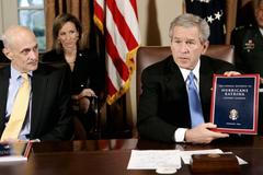 Bush ukazuje report o Katrině
