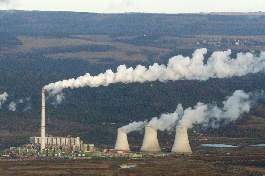 Křetínského francouzská elektrárna přešla plně na biomasu, ekologové to kritizují