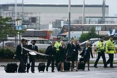 Prostory letiště opouštějí i posádky letounů.