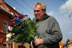 Miloš Zeman přijíždí na sjezd