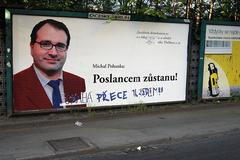Poslanec Michal Pohanka na billboardu