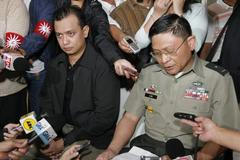 Senátor Trillanes a generál Lim mluví s novináři