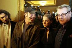 Miloš Forman, Javier Bardem a Natalie Portman před zrcadlem