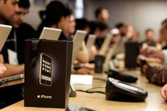 To je on: nový iPhone vystavený v centru obchodu Apple v New Yorku