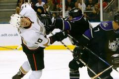 Úvodní zápas NHL byl pěkně tvrdý