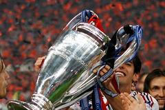 AC Milán - Liverpool: Kaká s trofejí