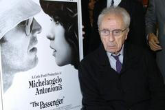 Michelangelo Antonioni na archivním snímku u plakátu svého filmu