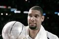 Tim Duncan s trofejí pro vítěze Západní konference