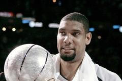 Tim Duncan s trofejí pro vítěze Západní konference