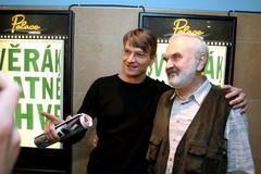 Scénárista a herec Zdeněk Svěrák a jeho syn, režisér Jan na novinářské projekci filmu Vratné lahve