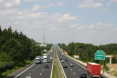 Šest pruhů dálnice D1 u Prahy