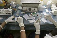 Vědci v Kalkatě zkoumají proč jsou někzteří lidé rezistentní proti nemoci AIDS.