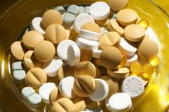 Žluté a bílé prášky