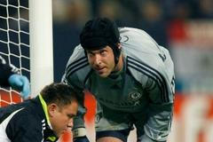 Ošetřovaný Petr Čech v zápase se Schalke