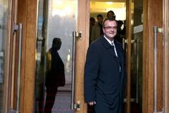 Miroslav Kalousek ve dveřích ministerstva financí