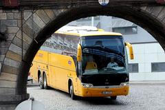 Autobus Student Agency vyjíždí z nádraží na Florenci