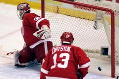 Dominik Hašek dostává gól