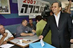 Ehud Barak odevzdává svůj hlas