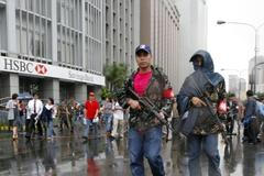 Ozbrojení vojáci jdou ulicemi Malaki