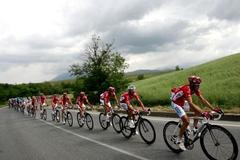 Peloton závodníků během páte etapy Giro d'Italia