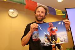 Pavel Bém ukazuje fotku z Everestu